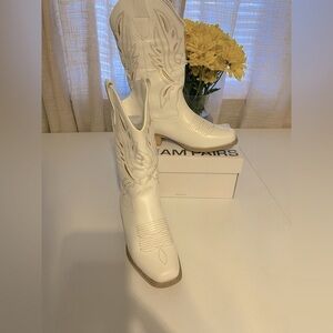 White Cow Girl boots no scratches.